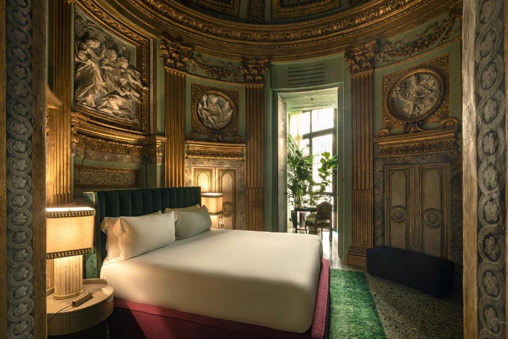 - une chambre avec un lit blanc dans l'établissement Palazzo Shedir - The Leading Hotels of the World, à Rome