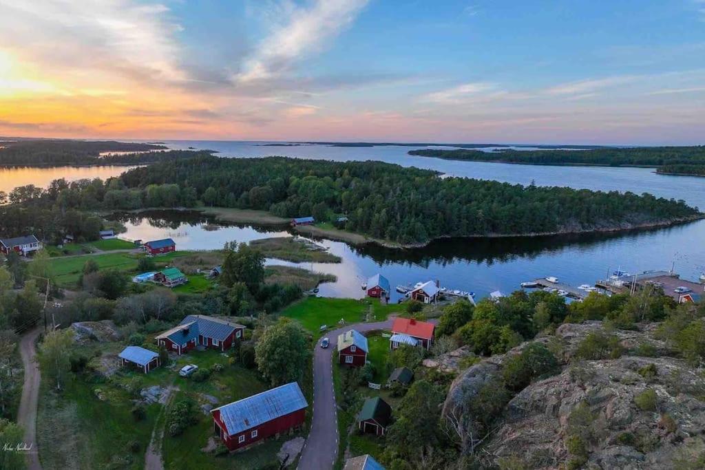 una vista aérea de una pequeña isla en un lago en Kalles, skärgårdsidyll med utsikt över Hamnsundet, en Saltvik