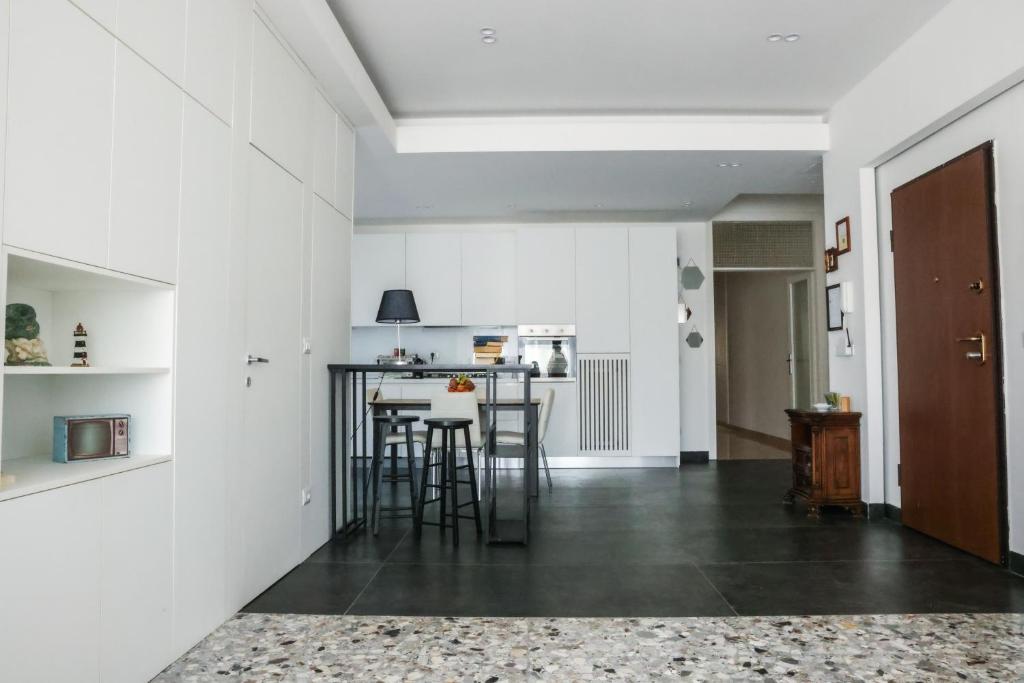 A kitchen or kitchenette at Attico vista mare
