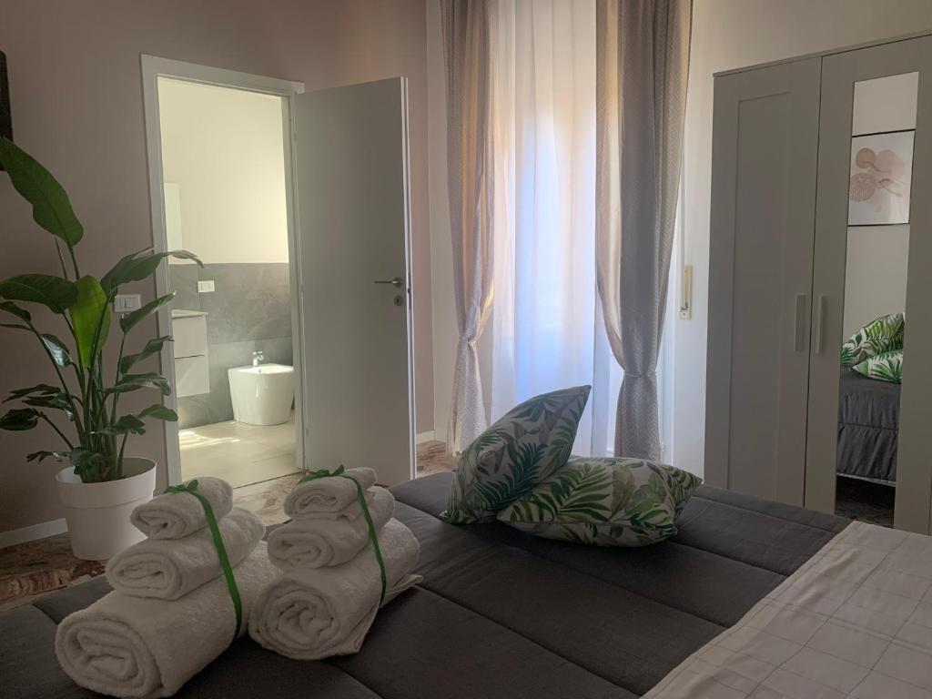 uma sala de estar com um sofá com toalhas em b&b Calvino em Piacenza