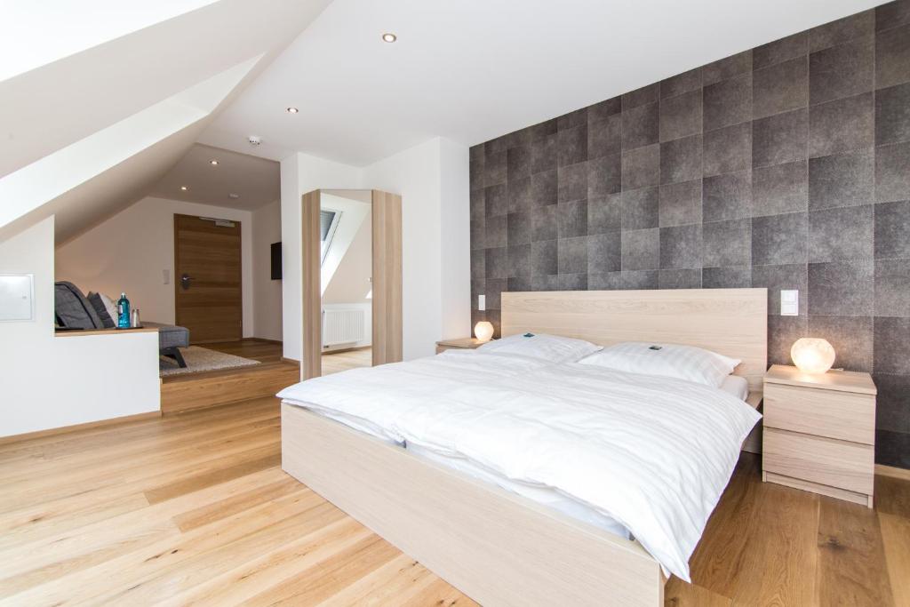 um quarto com uma grande cama branca e uma parede em Südtiroler Stuben em Essen