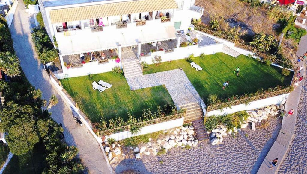 Vonkajšia záhrada v ubytovaní Beachfront Loft Apartment - Agios Gordios, Corfu