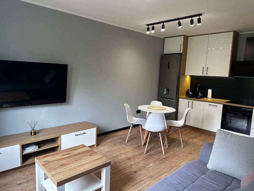 un soggiorno con divano e tavolo di Apartament Helenka a Zabrze