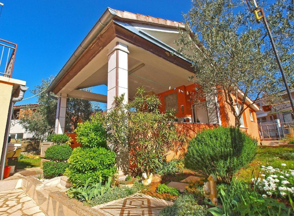 een huis met een tuin ervoor bij Ferienwohnung für 4 Personen ca 42 qm in Fažana, Istrien Istrische Riviera - b54686 in Fažana