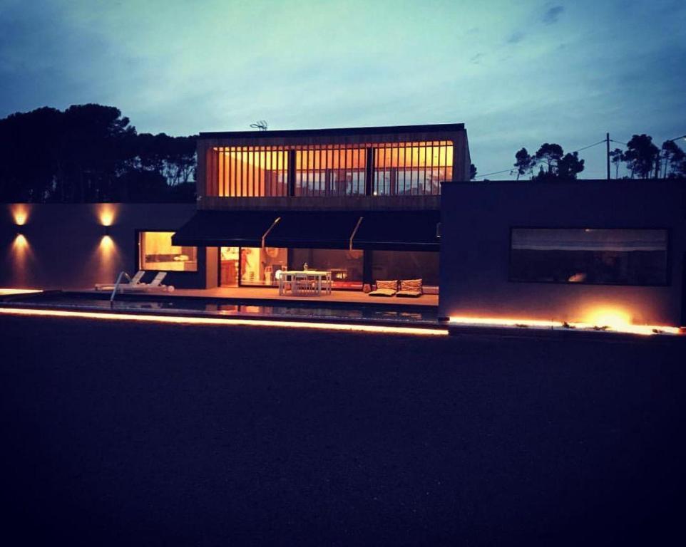 ein großes Haus mit Lichtern in der Nacht in der Unterkunft Casa moderna in El Carrer de Dalt