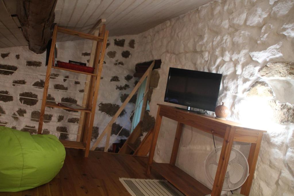 TV a/nebo společenská místnost v ubytování Gites de Fouard "l Estancòt"