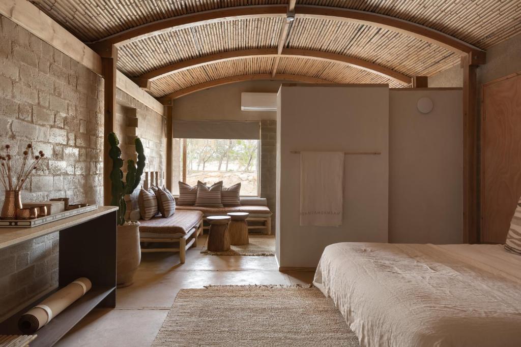 a bedroom with a bed and a living room at Moa Living in Ẕofar