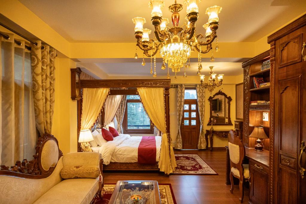 sypialnia z łóżkiem i żyrandolem w obiekcie Rajkamal-The Himalayan Heritage w mieście Shimla