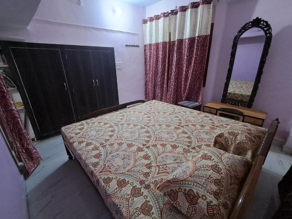 Postel nebo postele na pokoji v ubytování Satwik Homestay