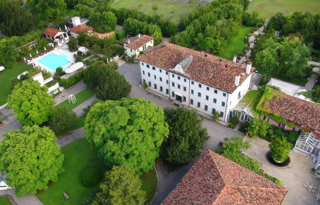 an overhead view of a large white building with trees at Villa Foscarini Cornaro in Gorgo al Monticano