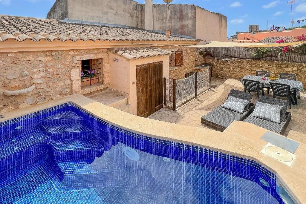 ein Swimmingpool vor einem Haus in der Unterkunft Ferienhaus mit Privatpool für 6 Personen ca 100 m in S'Horta, Mallorca Südostküste von Mallorca in S'Horta