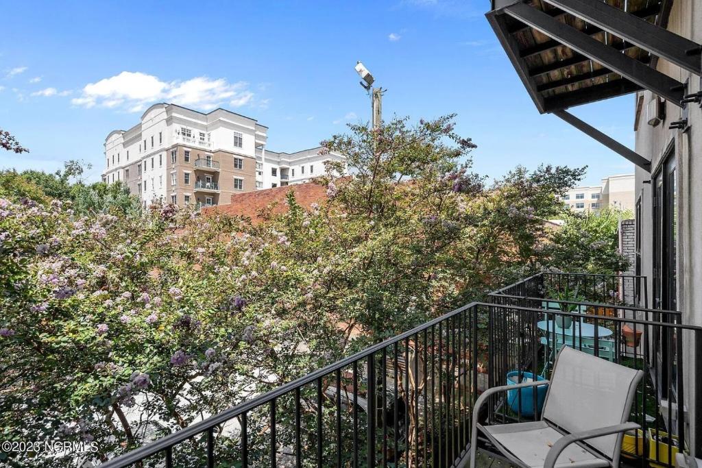 Downtown Condo*Balcony*River*Pet Friendly*Beach - One-Bedroom Apartment