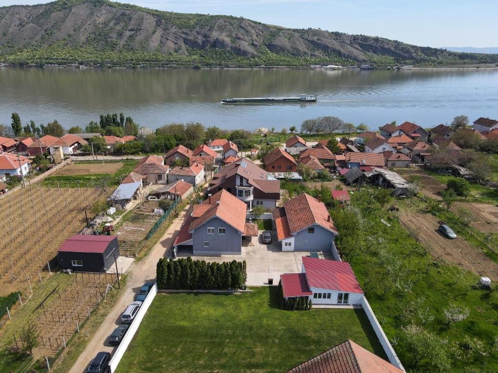 una vista aérea de una localidad junto a un río en Champions Apartmani, en Kladovo