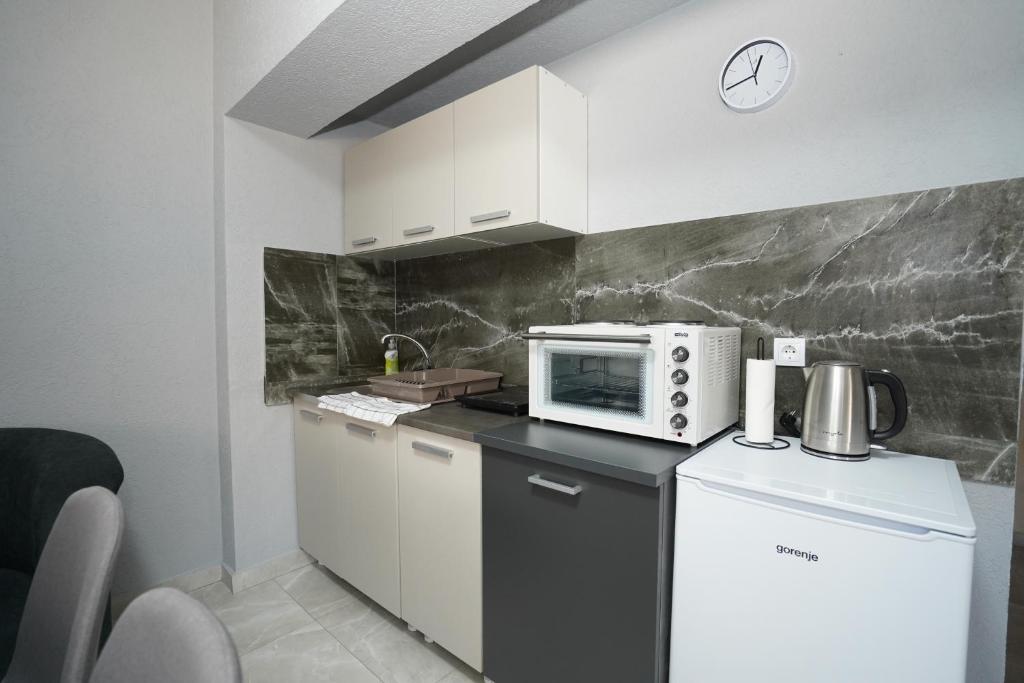 Kuchyň nebo kuchyňský kout v ubytování Champions Apartmani