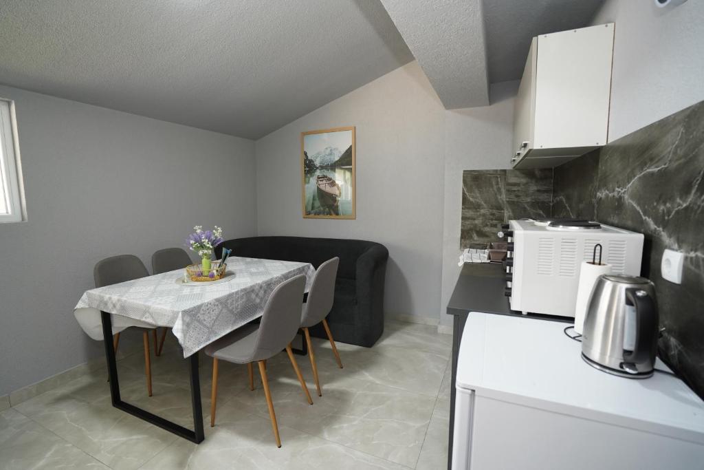 Kuchyň nebo kuchyňský kout v ubytování Champions Apartmani