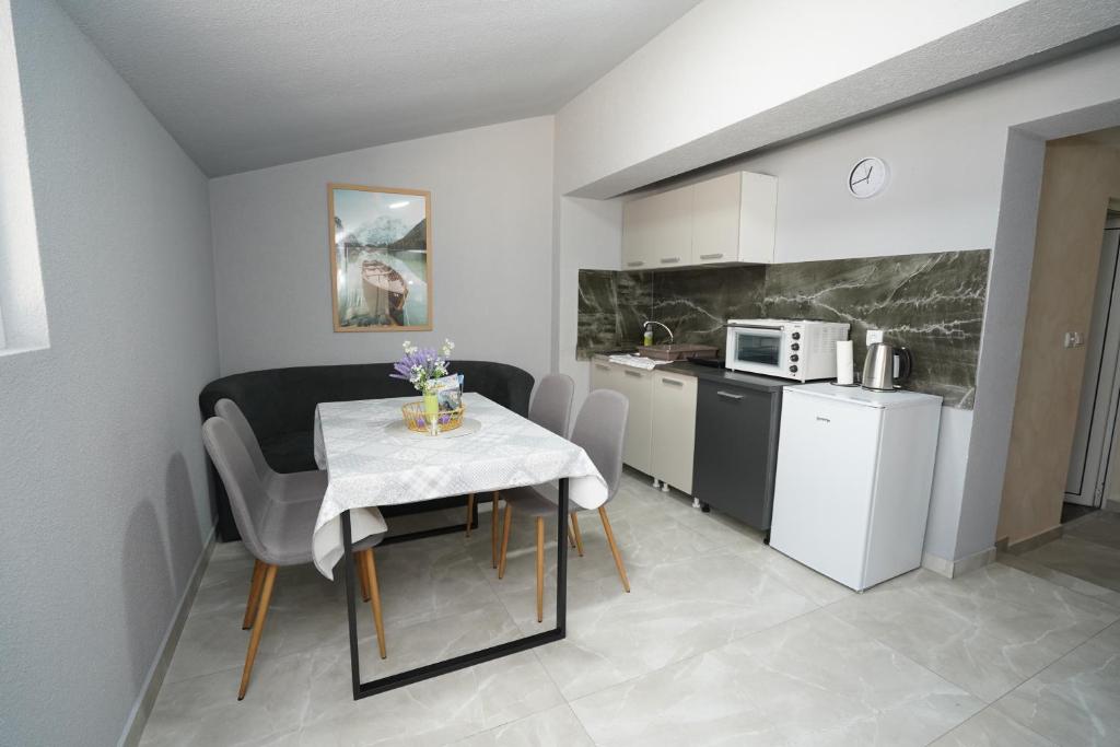 Kuchyň nebo kuchyňský kout v ubytování Champions Apartmani