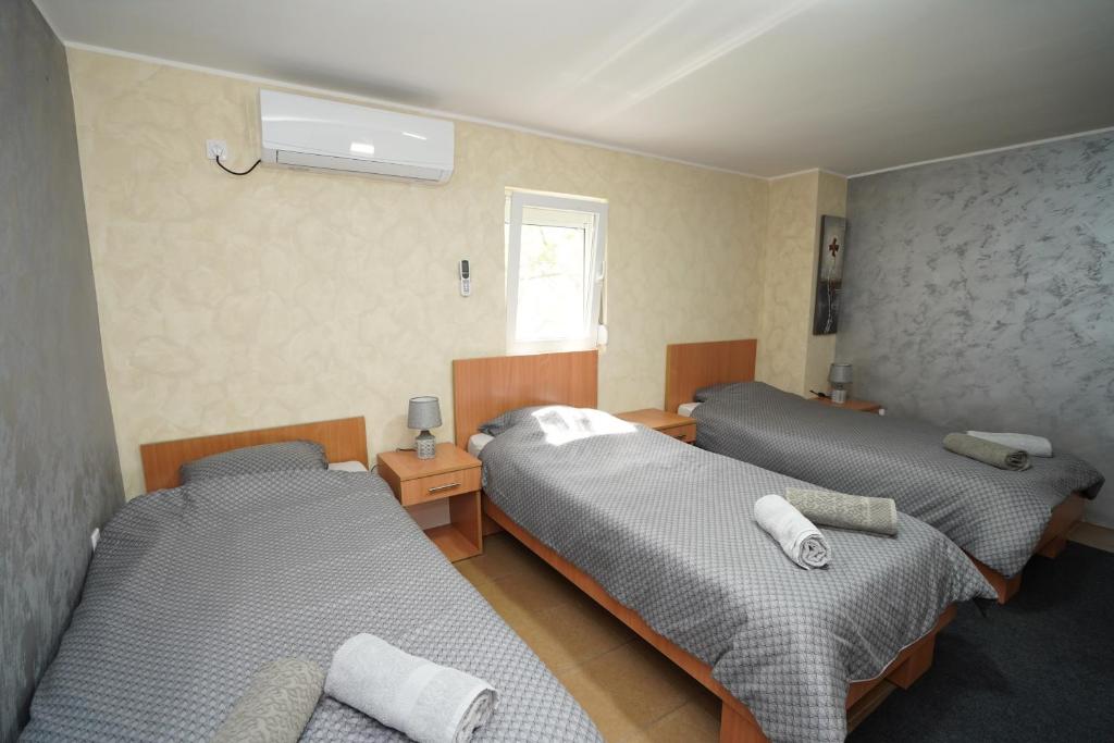 Postel nebo postele na pokoji v ubytování Champions Apartmani