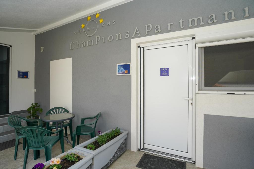 TV a/nebo společenská místnost v ubytování Champions Apartmani