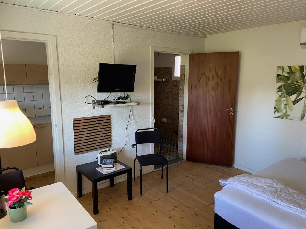 TV a/nebo společenská místnost v ubytování Marielyst Beach and downtown rooms
