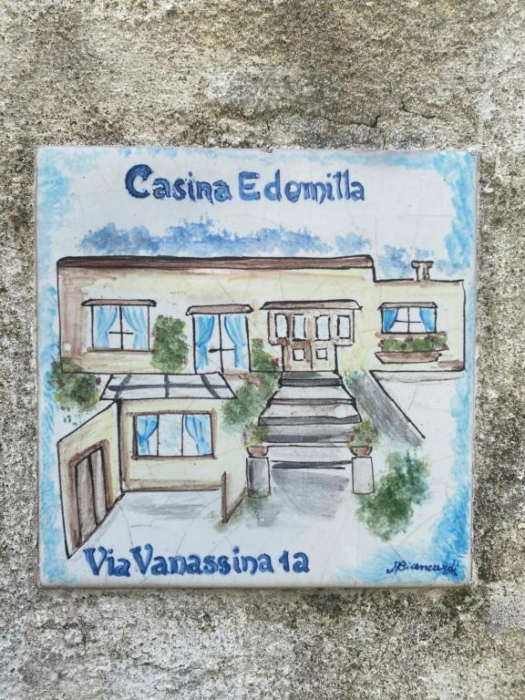 um desenho de um edifício sobre uma parede em Casina Edomilla em Capri