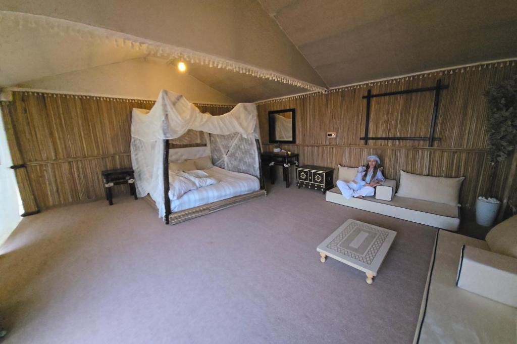 Postel nebo postele na pokoji v ubytování Margham Desert Safari Camp