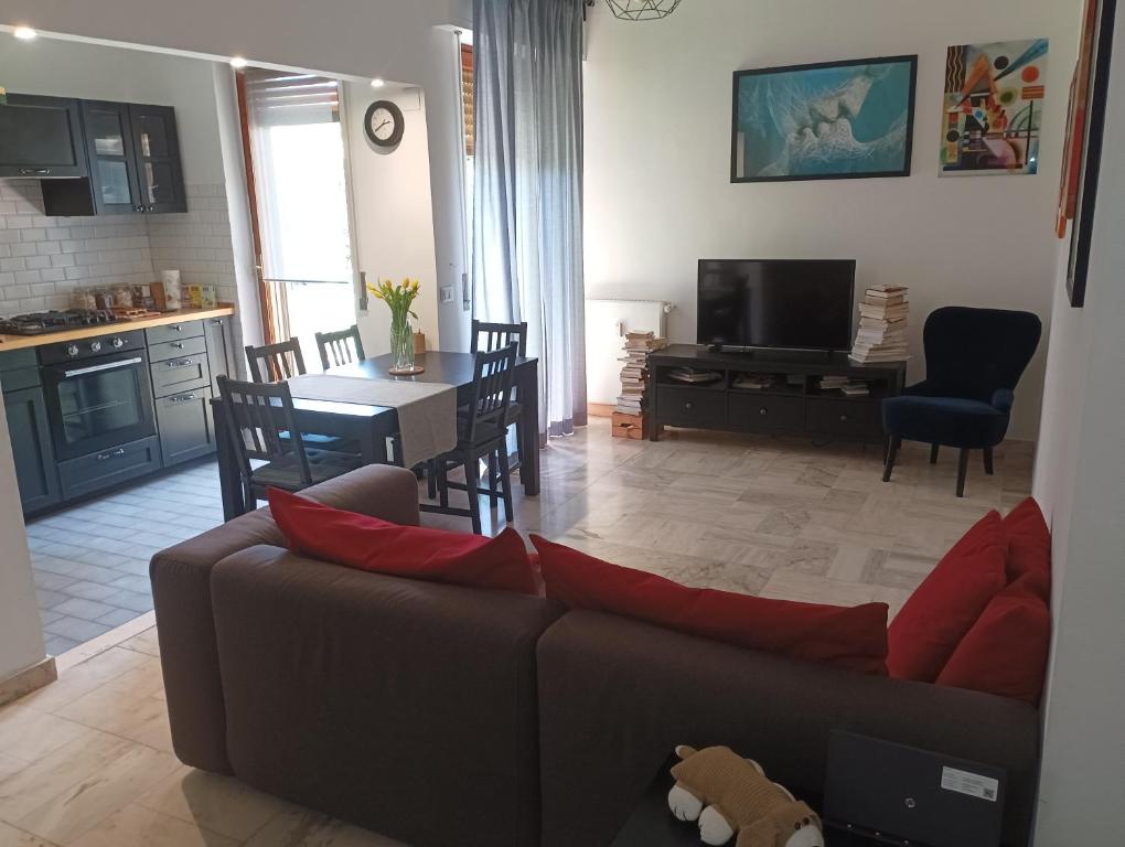 ein Wohnzimmer mit einem Sofa und einem Esszimmer in der Unterkunft Sanremo Apartment in Sanremo