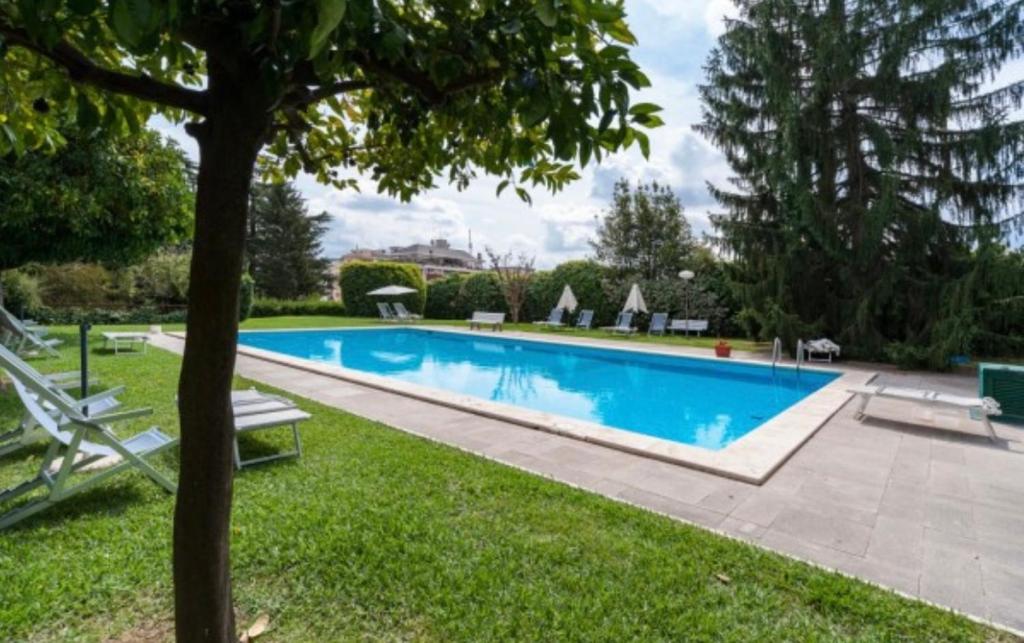 Kolam renang di atau dekat dengan [10 min Vaticano] Big home Balduina con piscina