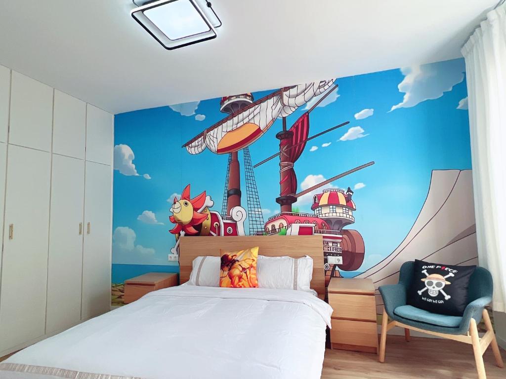 une chambre avec une fresque murale représentant un monde de disques dans l'établissement ONE PIECE Apartamento con patio, à Alcobendas