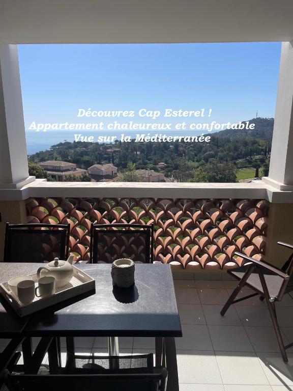 une table et des chaises sur un balcon avec vue dans l'établissement Cap Esterel - Charmant T2 climatisé vue mer 4/5 pers - Piscine - Parking, à Agay
