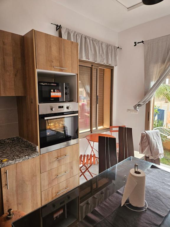 Kuchyň nebo kuchyňský kout v ubytování Green house , les couples non mariés merci de s'abstenir