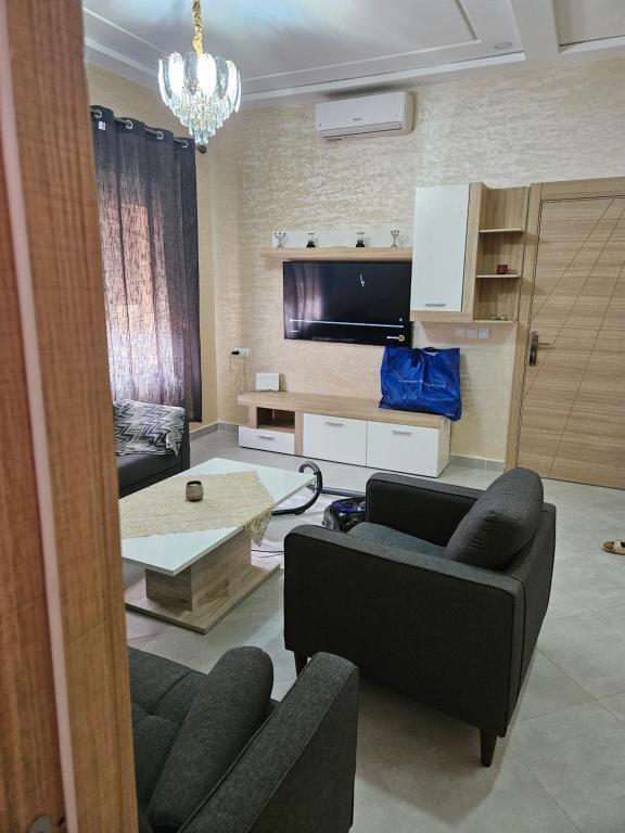 TV a/nebo společenská místnost v ubytování Green house , les couples non mariés merci de s'abstenir
