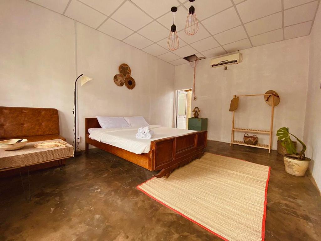 1 dormitorio con cama y sofá en Yang Homestay B&B - Room, en Ho Chi Minh