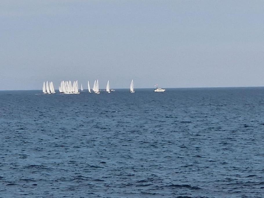 eine Gruppe von Segelbooten im Meer auf dem Wasser in der Unterkunft casa vacanze Ugo e Betty in Sanremo