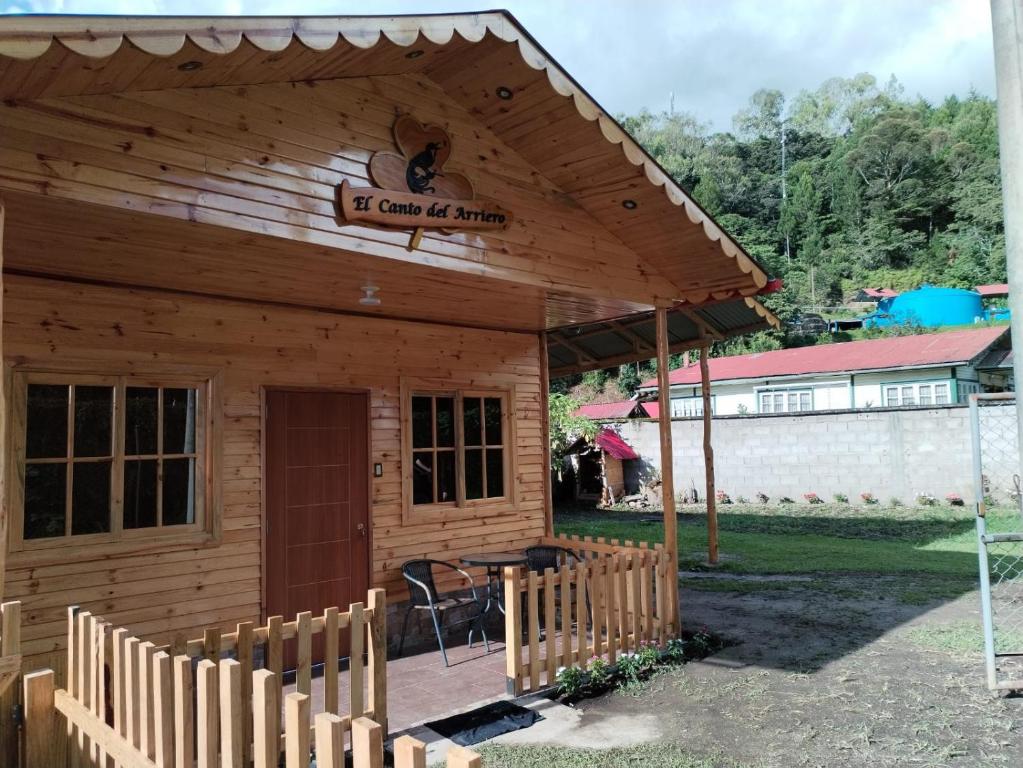 Tòa nhà nơi nhà nghỉ nhỏ tọa lạc