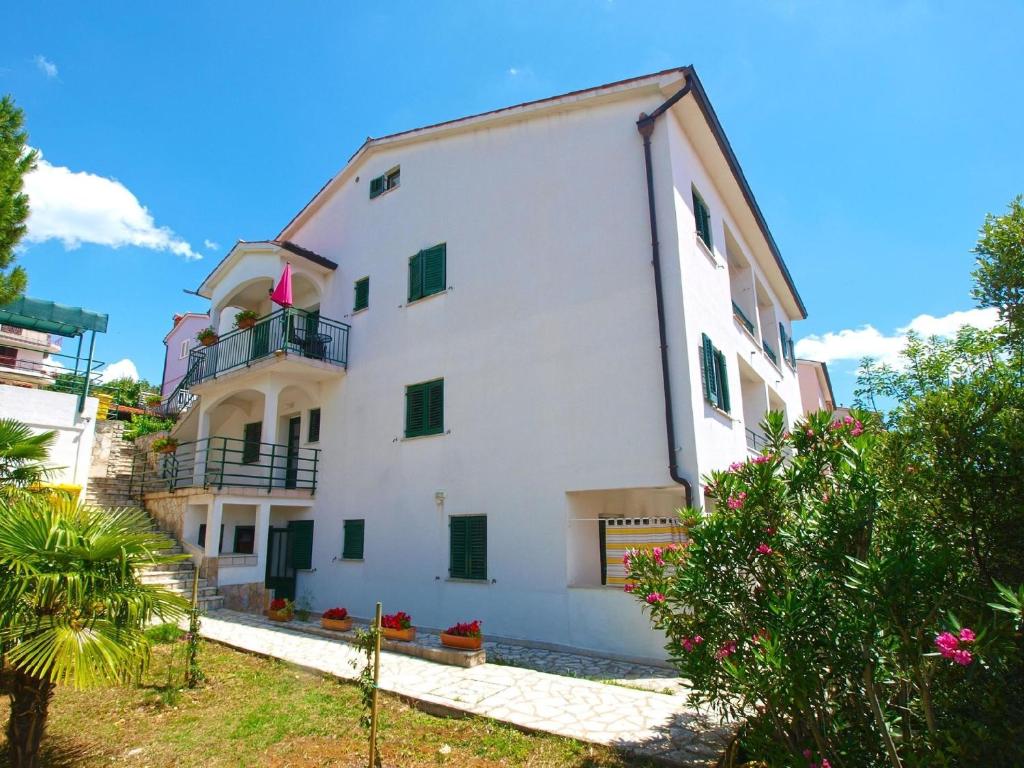 een groot wit gebouw met een balkon bij Ferienwohnung für 2 Personen ca 27 qm in Rabac, Istrien Bucht von Rabac - b58159 in Rabac