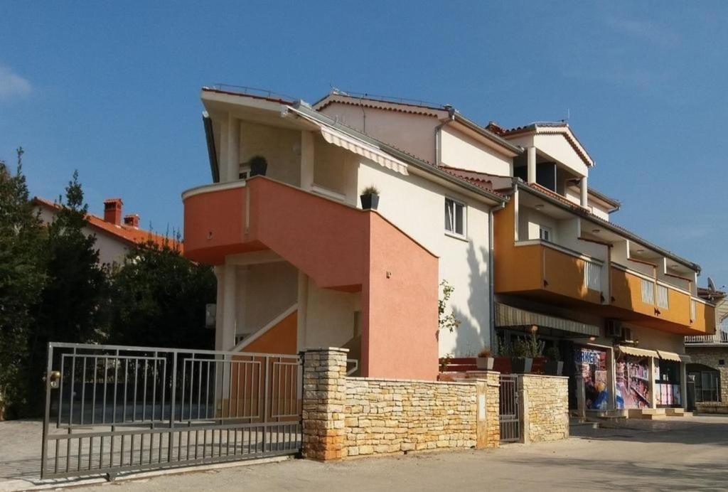 ein Gebäude mit einem Tor davor in der Unterkunft Studio für 4 Personen ca 40 qm in Medulin, Istrien Südküste von Istrien - b60149 in Medulin