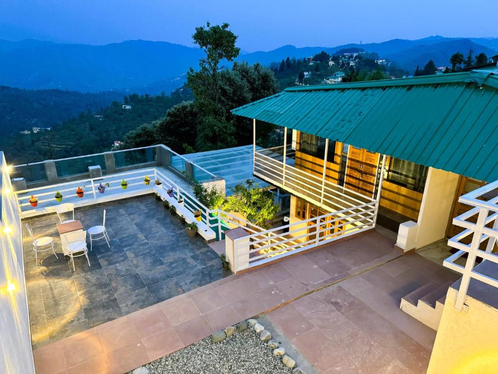 una vista aerea di una casa con patio di Wanderlust Mukteshwar a Mukteshwar