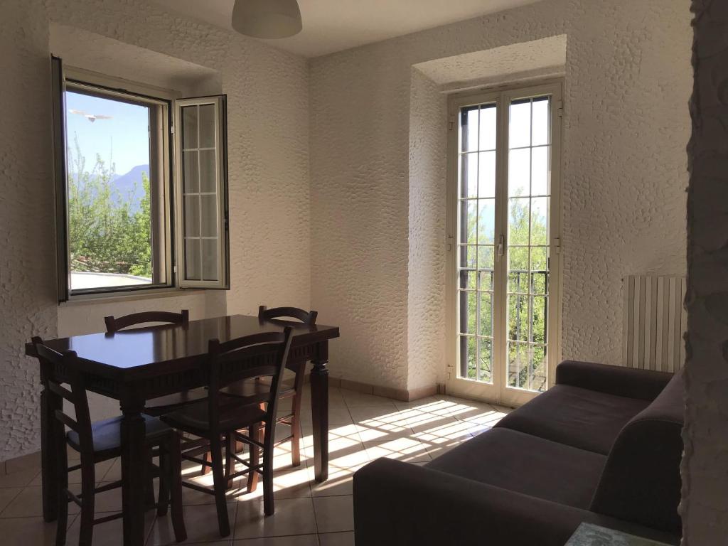- un salon avec une table, des chaises et un canapé dans l'établissement Casa Campo dei Fiori, à Pontecorvo