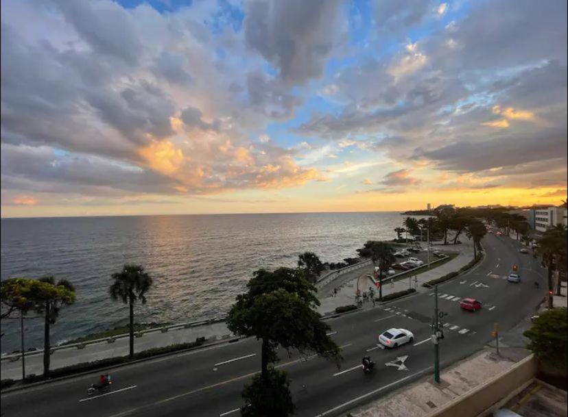 Blick auf eine Stadtstraße mit dem Meer in der Unterkunft Santo Domingo DN La Julia in Santo Domingo