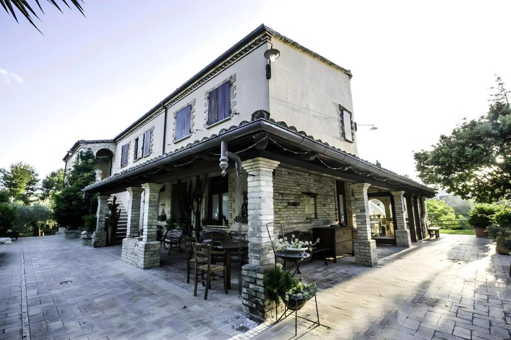 una casa de piedra con una mesa delante en Agriturismo Col Morino, en Pineto
