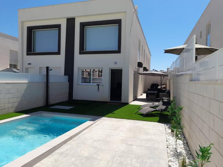 ein Haus mit einem Swimmingpool im Hof in der Unterkunft La Perla de Monte y Mar in Puerto Marino