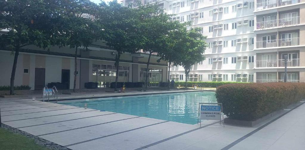 Bazén v ubytování Trees Residences 1 Bedroom with Netflix and Bluetootth Karaoke Speaker with 2 mini Microphone nebo v jeho okolí