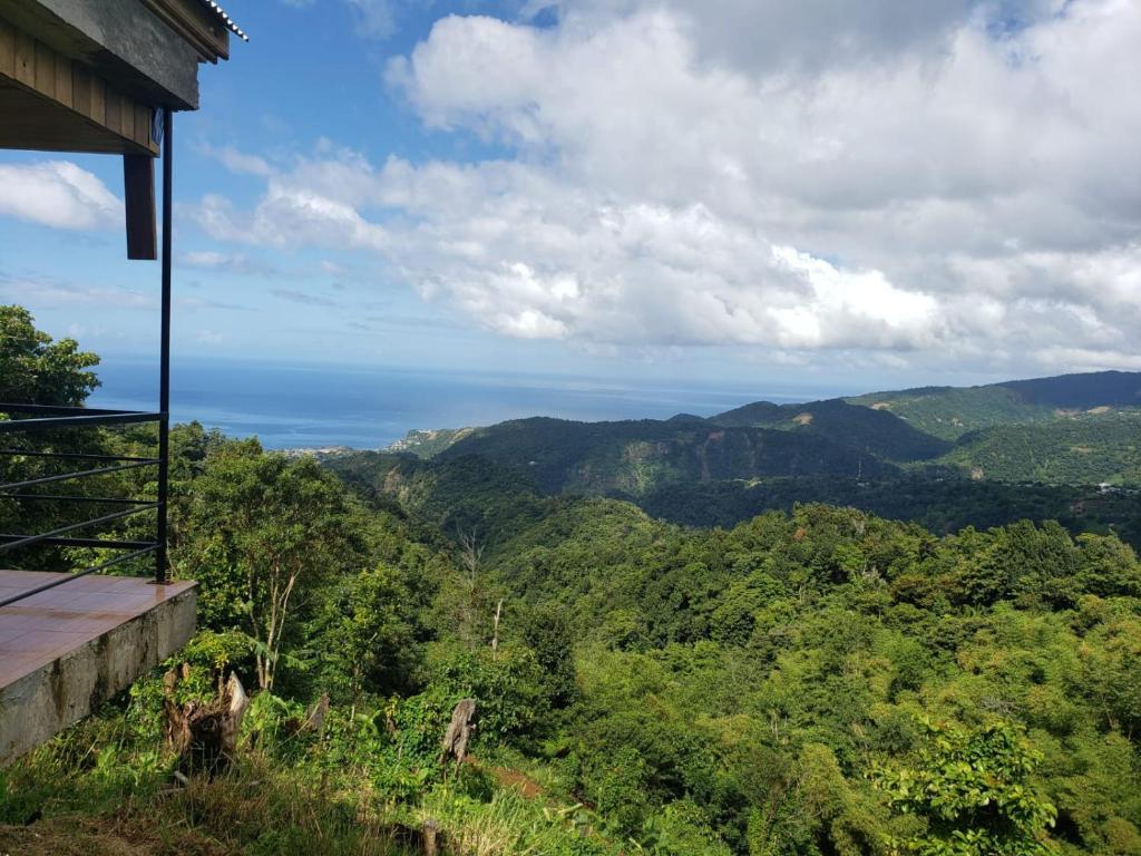 una casa con vistas a las montañas en Lovers View, en Giraudel