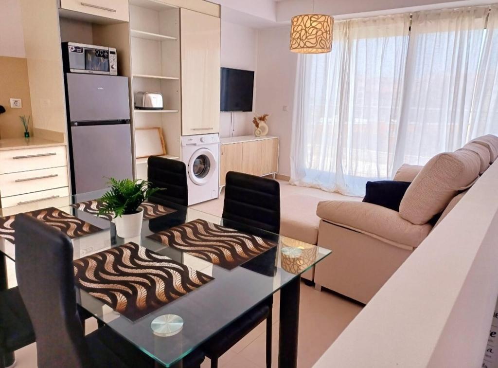 ein Wohnzimmer mit einem Tisch und einem Sofa in der Unterkunft Apartamento Luna con terraza y vistas al mar in Playa