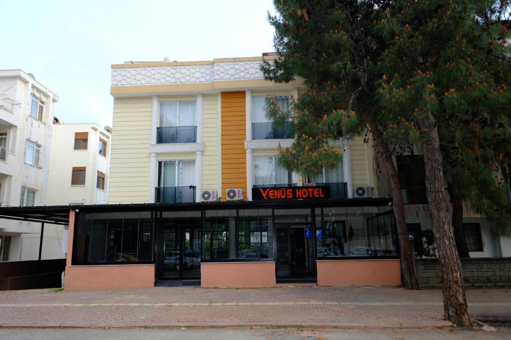 un edificio con un distintivo de hotel en el eje y en Venüs Hotel en Antalya