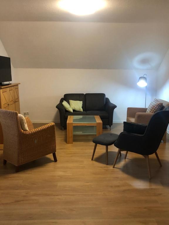 a living room with a couch and chairs at 4 Zimmer-Komfortwohnung mit viel Platz in Haltern in Haltern