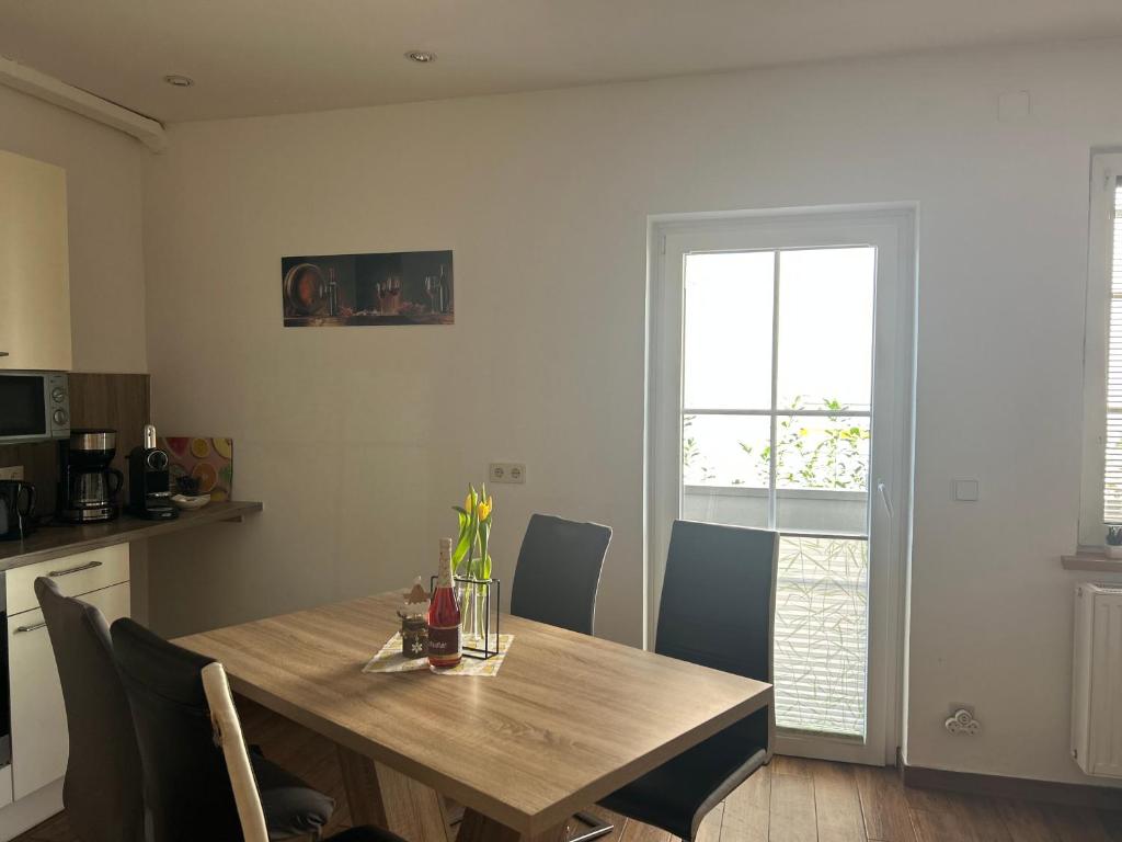 una sala da pranzo con tavolo e sedie in legno di Appartement Wörthersee a Klagenfurt