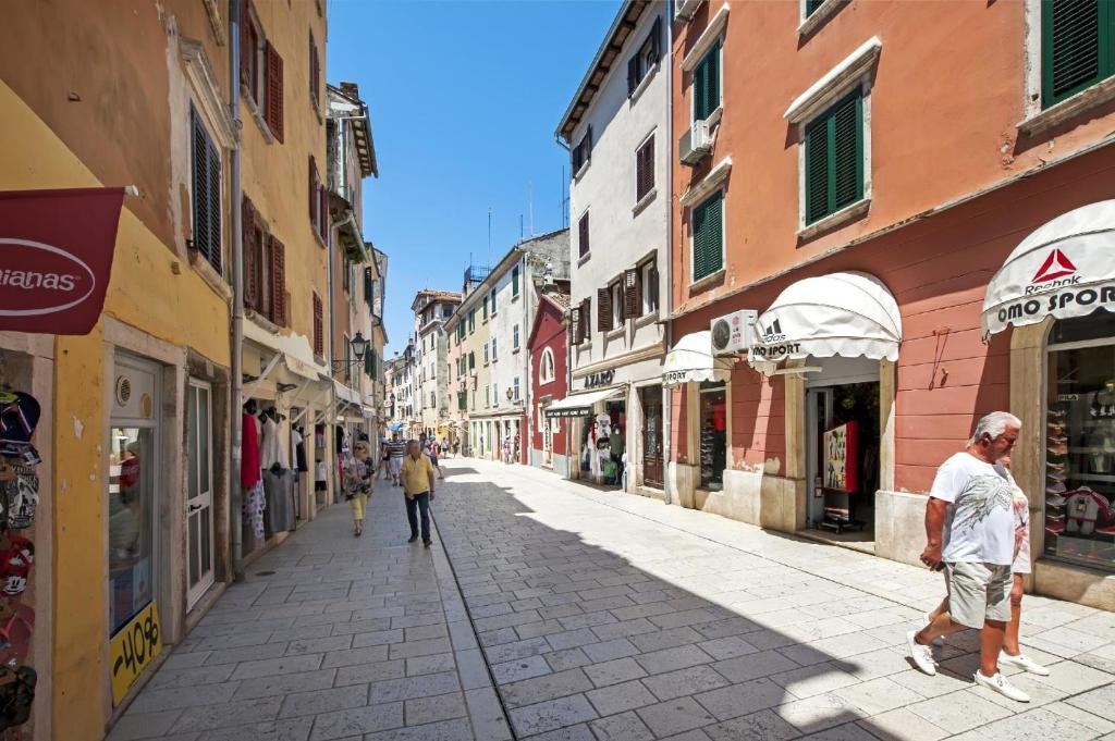 una calle vacía con gente caminando por la calle en Ferienwohnung für 4 Personen ca 60 qm in Rovinj, Istrien Istrische Riviera, en Rovinj