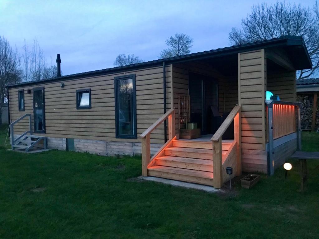 a small log cabin with a large deck at Mobilheim im Amazonas Camp - viel Platz und Komfort in Loitz