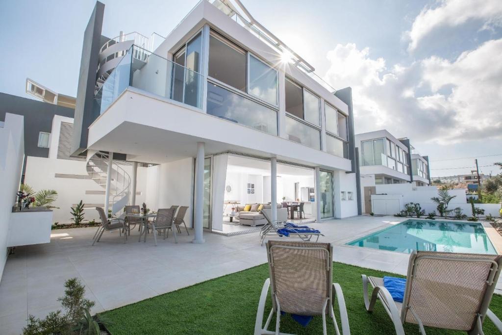 a villa with a swimming pool and a house at Ferienhaus mit Privatpool für 7 Personen ca 137 qm in Pernera, Südküste von Zypern in Protaras